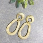 アイボリーのアンティーク調大ぶりピアス/イヤリング(レトロ、ビンテージ、揺れる