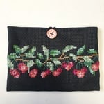 クロスステッチさくらんぼ刺繍ポーチ