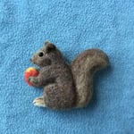 もぐもぐ二ホンリスブローチ