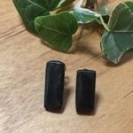  陶器のくろピアス