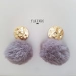 ラビットファーとデザインメタルイヤリング