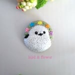 裏も可愛い🖤刺繍ブローチ『お花の中のシマエナガちゃん』