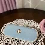 水色のメガネケース オーバルのパールビジュー付き