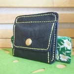 黒色の四角いペタンコ財布・黒糸と黄糸と赤糸