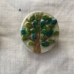 【陶土】 グリーンの木　ブローチ GREEN