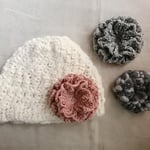 【お試し価格】着せかえできちゃう♪ウール１００％手編みニットキャップ＆コサージュ３個付き(オフホワイト系)