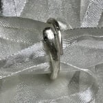 華奢な蛇のリング