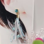 ブルーのビジューとのブルーリボンとパールのピアス