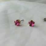 密やかに色づくお花のプチピアス
