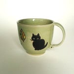 秋の葉っぱと黒猫のマグカップ（淡緑）