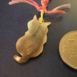 沖縄オヤジの作品！黒蝶貝で作った後姿の猫。