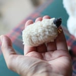にぎにぎしたくなる! モフモフひつじブローチ右向き。黒顔白顔セット