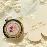 パールのリース小花の花束スマホリング