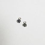 光の種類によって色が変わる☆アレキサンドライトの1粒ピアス