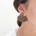 赤いドライフラワーとタッセルのボリュームピアス