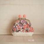 ＜再販＞　イチゴとお花のがまぐちポーチ＜ブラウン＞