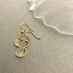 三日月ピアス