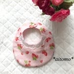 襟レースの小さめ丸スタイ＊リバーシブル＊いちご柄