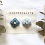 ブルーの小さいお花のピアス/イヤリング