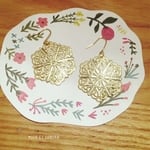 ゴールドの透かし模様ピアス