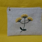 ミモザの花の手刺繍フラットポーチ　　小