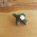 小さな鳥さんブローチ　カーキ、お花ベージュ