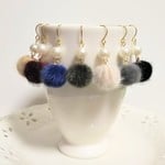 秋冬・ファーボールとパールのシンプルピアス・イヤリング