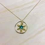 雪の結晶レジンのネックレス（グリーン×ブルー）