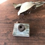  のぞける木のカメラのブローチ