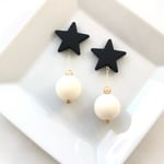 ブラックスター × ホワイトボール × 揺れる大ぶりピアス