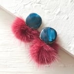 ブルーボタン×ラズベリーファーピアス