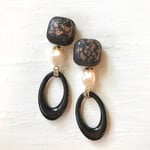 スクエアボタン×パール×ブラックフープピアス
