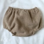ベージュのシンプルベビーパンツ