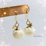 ファーボールのピアス／イヤリング ivory