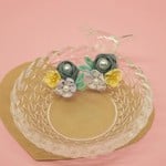 黒い玉バラと小さいお花の花畑ピアス/イヤリング