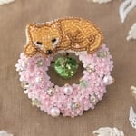 【ビーズ刺繍】おやすみ犬のリースブローチ