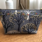 ゴールドがアクセント刺繍入りポーチ