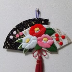 重ね扇と紅白椿  壁掛け