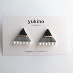 三角パールピアス（黒×グレー）