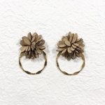 ベージュフラワーとツイストリングの2wayピアス