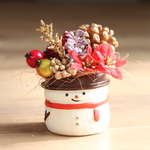 雪だるまポットのクリスマス・アレンジ（赤色マフラー・Red flower）