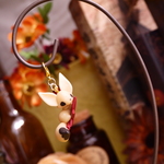 紅葉の上のキツネチャーム♪