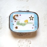 【送料無料】星の王子さまの寝転びデザインのピルケース(小物入れ)！