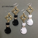 アレルギー対応ピアス 黒と白のニャンコのピアス