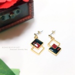 ꫛꫀꪝ 赤×黒のアシンメトリー * ストーン輝くスクエアピアス