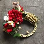大きな赤い菊と紅白椿のしめ縄