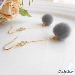 K16揺れる上品ファーボールピアス/イヤリング✨秋冬のお洒落に（グレー）