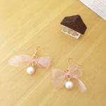 オーガンジーリボン×コットンパールのピアス