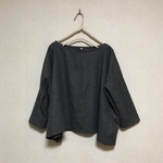 チャコールグレー カシミア混ウール バスク風ブラウス