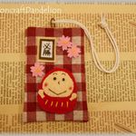 【完成品】思いを伝えるお守り袋♪桜とガッツポーズだるまさん・赤・お守り入れとしても